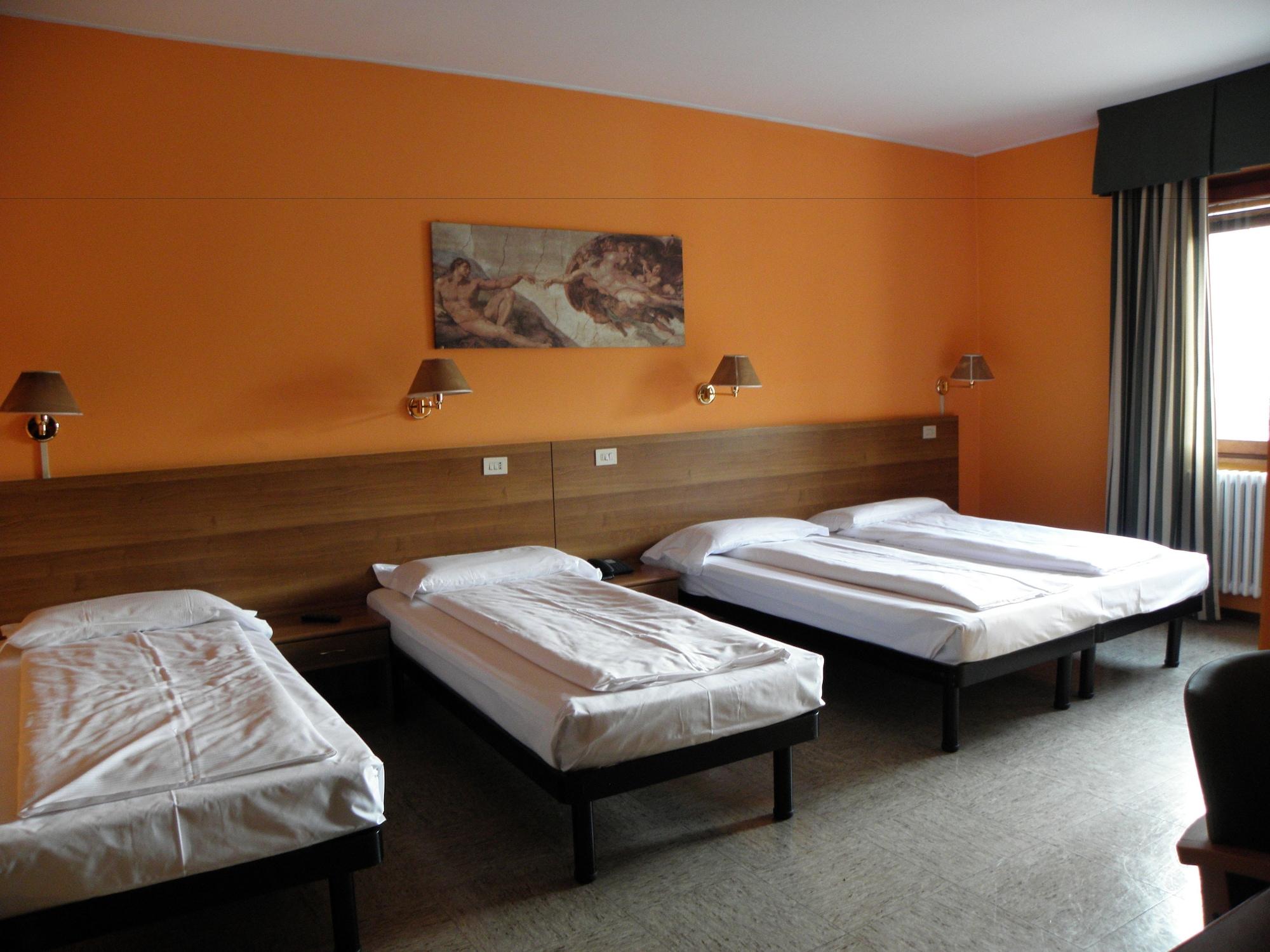 Hotel Corona Tirano Exteriör bild