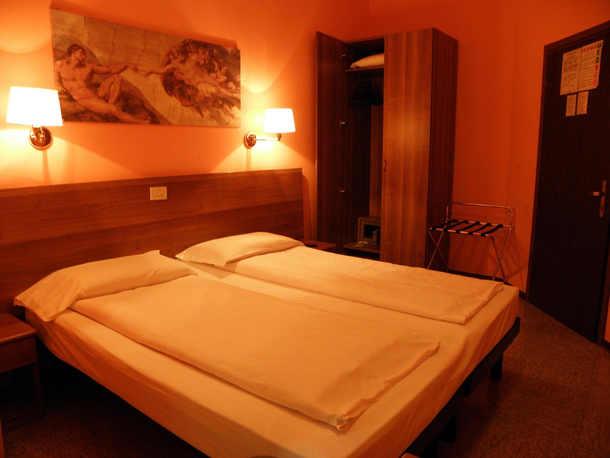 Hotel Corona Tirano Exteriör bild