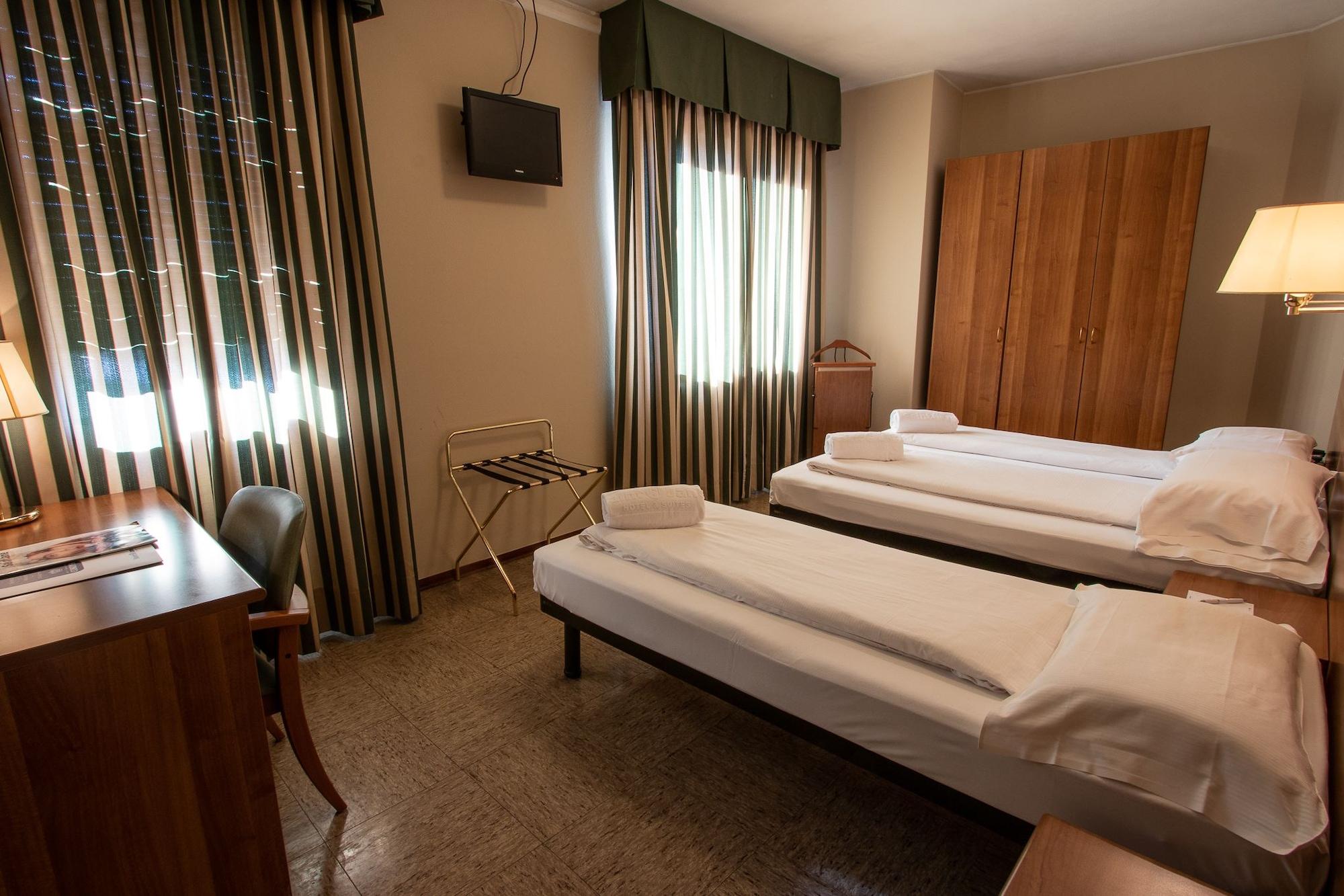 Hotel Corona Tirano Exteriör bild