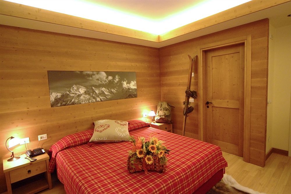 Hotel Corona Tirano Exteriör bild