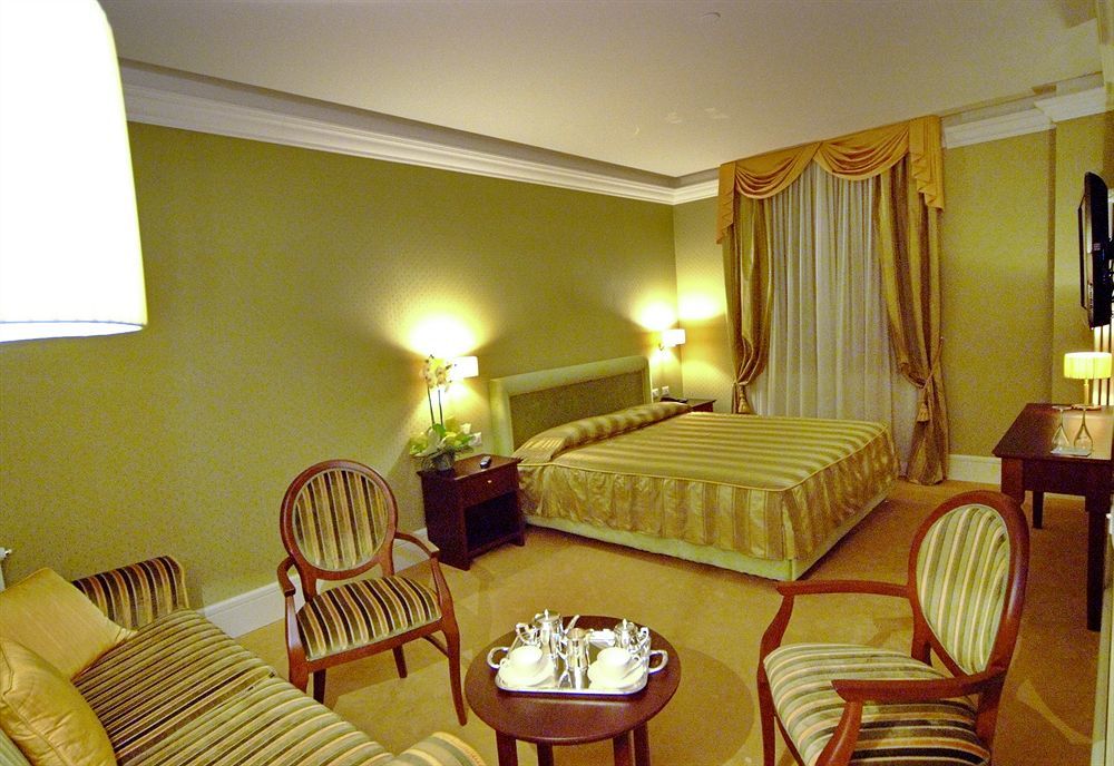 Hotel Corona Tirano Exteriör bild