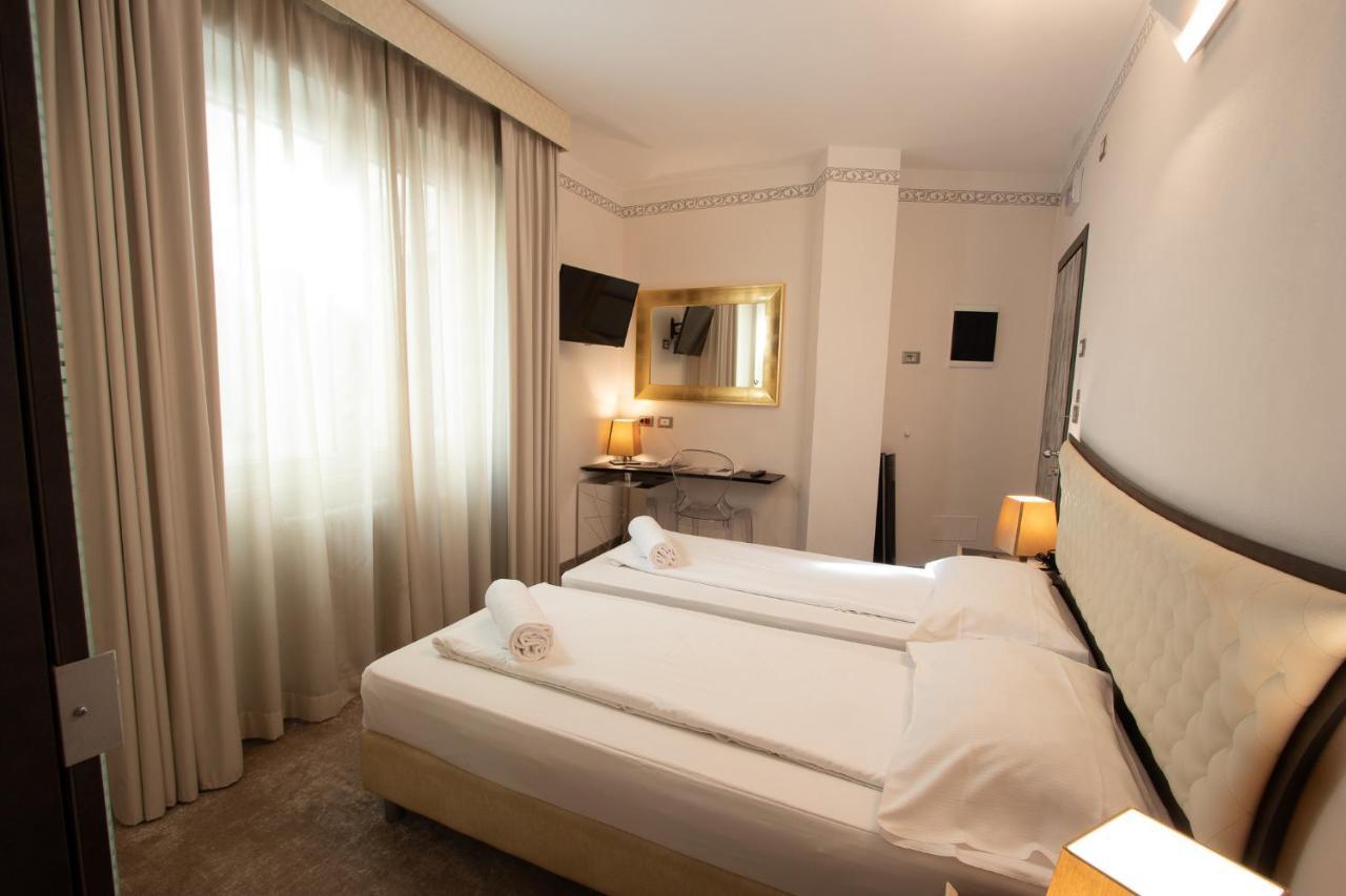 Hotel Corona Tirano Exteriör bild